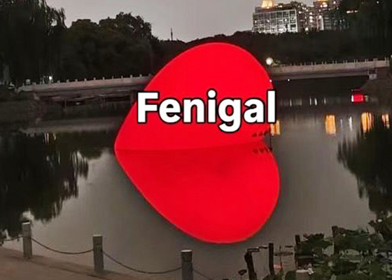 Decoración inflable de medio corazón de 6 metros de ancho y 20 pies con luz blanca flotando en el agua