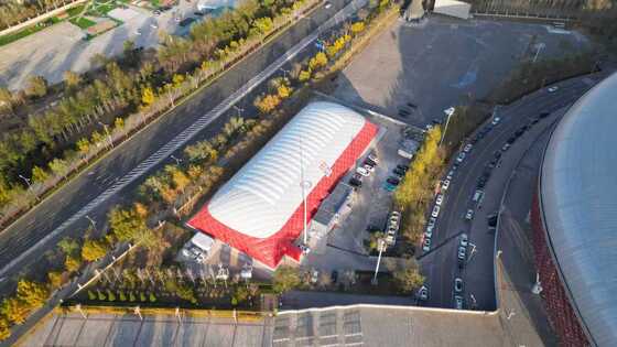 Edificio de Membrana Soportada por Aire AirBrother de 30x50m – Solución de Cúpula Modular de 1,500m²