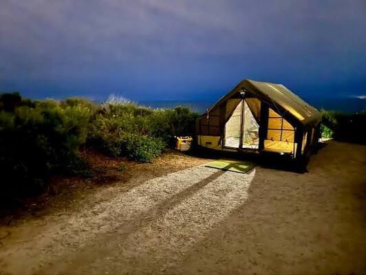 Spacious 3-5 Person Inflatable Air Tent with Rustic Countryside Aesthetics and Dust-Proof Wind-Stable Design